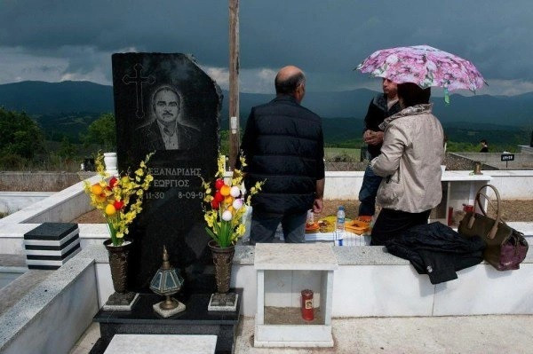 Phong tục tục "đi dã ngoại cùng người chết" được người Pontics thực hiện vào ngày Chủ nhật sau lễ Phục Sinh hàng năm (còn gọi là ngày lễ Thánh Thomas).