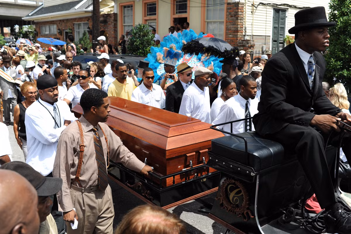 Việc chơi nhạc trong tang lễ không chỉ thể hiện sự tiếc thương trước sự ra đi của người quá cố mà còn chúc mừng về cuộc sống của họ thông qua âm nhạc.