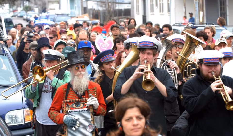 Người dân ở New Orleans, Mỹ có truyền thống tổ chức tang lễ với ban nhạc Jazz. Theo đó, một ban nhạc sẽ chơi nhạc trong suốt tang lễ của người quá cố.
