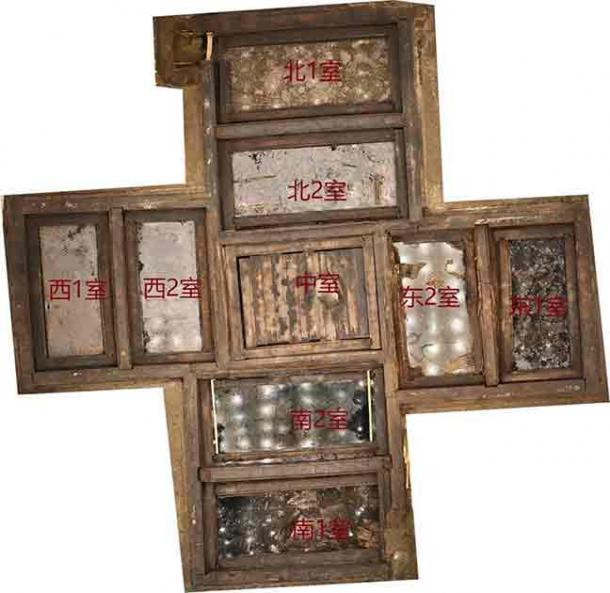 Kết quả kiểm tra niên đại cho thấy lăng mộ có niên đại khoảng 2.200 tuổi. Bên trong mộ cổ này, các chuyên gia đã khai quật được kho báu tùy táng khổng lồ với hơn 1.000 hiện vật.