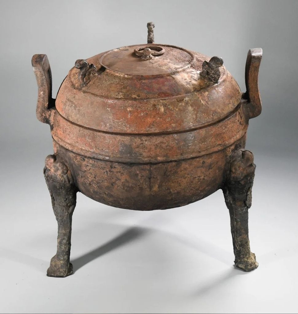 Các nhà nghiên cứu cho hay sẽ nghiên cứu, phân tích các ký tự trên nắp quan tài cũng như các hiện vật tùy táng nhằm xác định danh tính chủ nhân ngôi mộ.