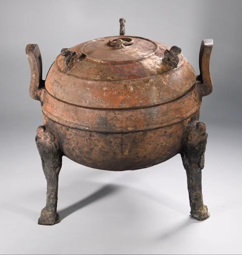 Các nhà nghiên cứu cho hay sẽ nghiên cứu, phân tích các ký tự trên nắp quan tài cũng như các hiện vật tùy táng nhằm xác định danh tính chủ nhân ngôi mộ.