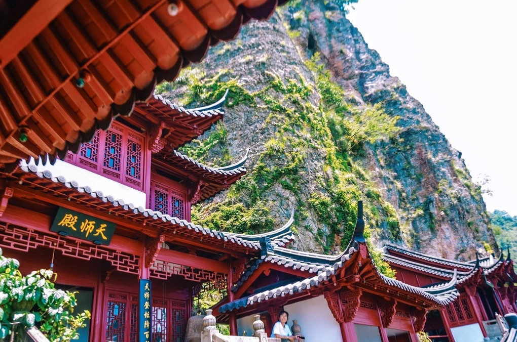 Theo các sử liệu, chùa Đại Từ Nham được những người thợ giàu kinh nghiệm xây dựng. Sau khi hoàn thành, công trình gồm hơn 40 gian, được chống đỡ bằng các cột kèo bằng gỗ và trụ đá.