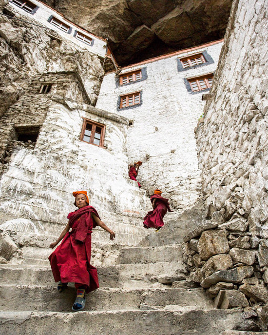 Khi đứng nhìn từ xa, tự viện Phuktal trông giống như một tổ ong khổng lồ nằm cheo leo trên vách đá. Theo các tài liệu, công trình được xây dựng vào đầu thế kỷ 12 bởi Gangsem Sherap Sampo, đệ tử của nhà sư Tsongkhapa, người sáng lập trường phái Phật giáo Tây Tạng Gelug.