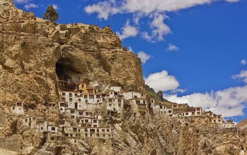 Tự viện Phuktal hay Phuktal Gompa được xây dựng trên núi đá tự nhiên ở phía đông nam tiểu khu Zanskar, quận Ladakh, Ấn Độ. Công trình được xây dựng hoàn toàn bằng gỗ và bùn.