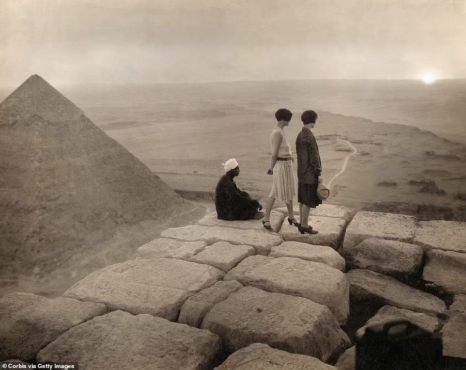 Vào đầu thế kỷ 20, du khách được phép lên đỉnh các kim tự tháp để chiêm ngưỡng kiến trúc kỳ vĩ này cũng như ngắm hoàng hôn từ trên cao.