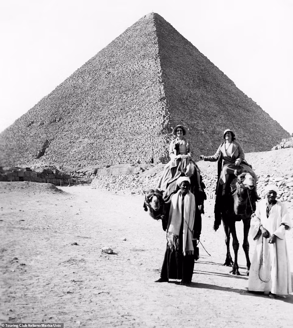 Hai người dân địa phương trở thành hướng dẫn viên cho du khách nước ngoài khi họ ghé thăm các kim tự tháp trường tồn với thời gian của Ai Cập.