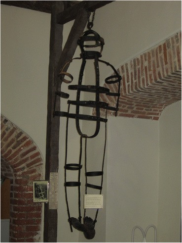 Trong khoảng thời gian đó, tử tù sẽ bị phải đối mặt với nắng nóng hoặc lạnh lẽo, đói khát, mất nước...