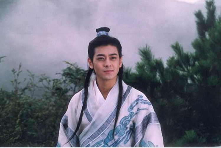 Vốn là một vương tử của nước Đại Lý, Đoàn Dự ban đầu không có ý định học võ. Tuy nhiên, nhờ cơ duyên, ông có được nội công hơn 200 năm, học được Lục Mạch thần kiếm trước khi đốt để bảo toàn môn võ công này không rơi vào tay của Cưu Ma Trí.