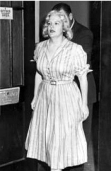 Anjette Lyles - người phụ nữ mang gương mặt thiên thần - là người phụ nữ da trắng đầu tiên bị kết án tử hình ở Mỹ. Không ai có thể ngờ Anjette lại là một nữ sát nhân khét tiếng, giết người không ghê tay. Theo hồ sơ, nữ sát nhân khét tiếng mang gương mặt thiên thần đã đầu độc người thân bằng thuốc trừ sâu trong suốt những năm 1950. Trong số 4 nạn nhân bị Anjette sát hại có cả người con gái.