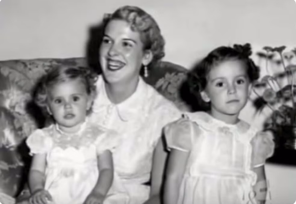 Nạn nhân đầu tiên của Anjette là Ben Lyles - chủ một nhà hàng gia đình ở Macon. Ông Ben đột nhiên lâm bệnh vào năm 1951 sau 3 năm kết hôn với Anjette. Chồng của Anjette có các triệu chứng bệnh gồm mệt mỏi, buồn nôn và đau dạ dày. Các bác sĩ cố gắng chữa trị nhưng không tìm được nguyên nhân gây bệnh.