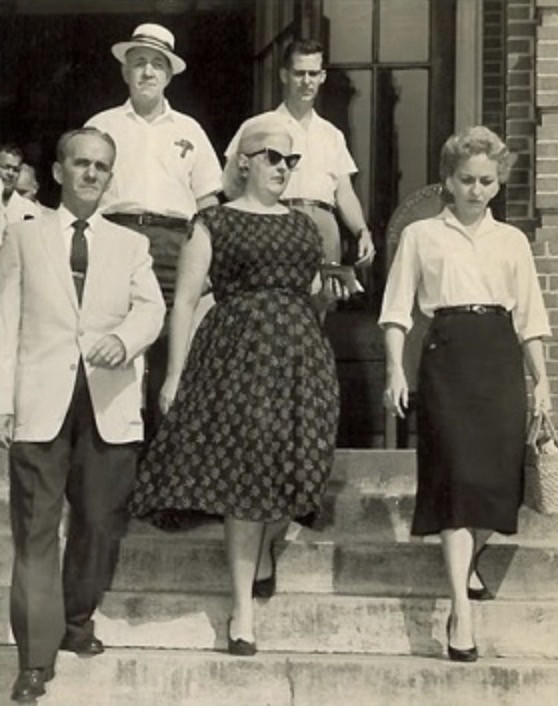 Ngày 25/1/1952, ông Ben qua đời vì căn bệnh bí ẩn. Người ta cho rằng, Anjette đầu độc chồng xuất phát từ việc cặp đôi thường cãi nhau. Khi còn sống, ông Ben đã bán nhà hàng do gặp khó khăn về tài chính mà không nói với vợ.