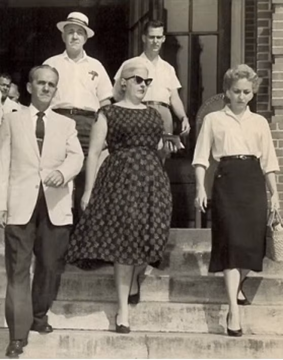 Ngày 25/1/1952, ông Ben qua đời vì căn bệnh bí ẩn. Người ta cho rằng, Anjette đầu độc chồng xuất phát từ việc cặp đôi thường cãi nhau. Khi còn sống, ông Ben đã bán nhà hàng do gặp khó khăn về tài chính mà không nói với vợ.