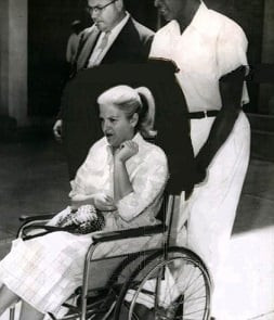 Sau khi chồng thứ hai chết, Anjette nhận được khoản tiền bảo hiểm lớn và dùng để mua nhà mới, ô tô mới. Đáng nói, chỉ vài tháng sau khi trở thành góa phụ lần 2, ả bắt đầu hẹn hò người mới.