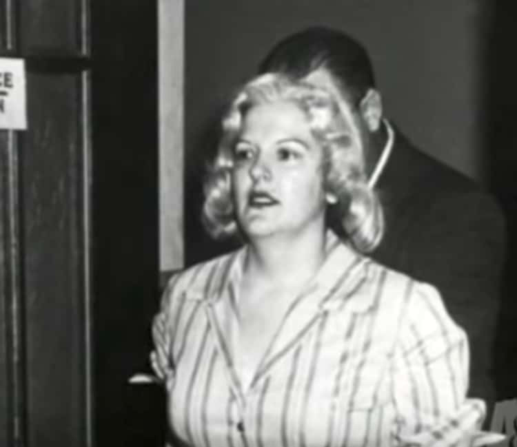 Anjette còn đầu độc mẹ chồng đầu tiên - bà Julia Lyles (tức mẹ của Ben Lyles) rồi làm giả di chúc để thừa kế tất cả tài sản, tiền tiết kiệm của bà. Nữ sát nhân hàng loạt "ra tay" với bà Julia khi bà chuyển đến sống cùng sau khi Gabbert mất.