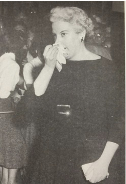 Điều này khiến Anjette tức giận vì cứ nghĩ sau khi chồng chết sẽ được thừa kế nhà hàng. Do đó, sau nhiều năm làm việc tích cóp tiền bạc, bà đã mua lại được nhà hàng và đổi thành tên của mình.