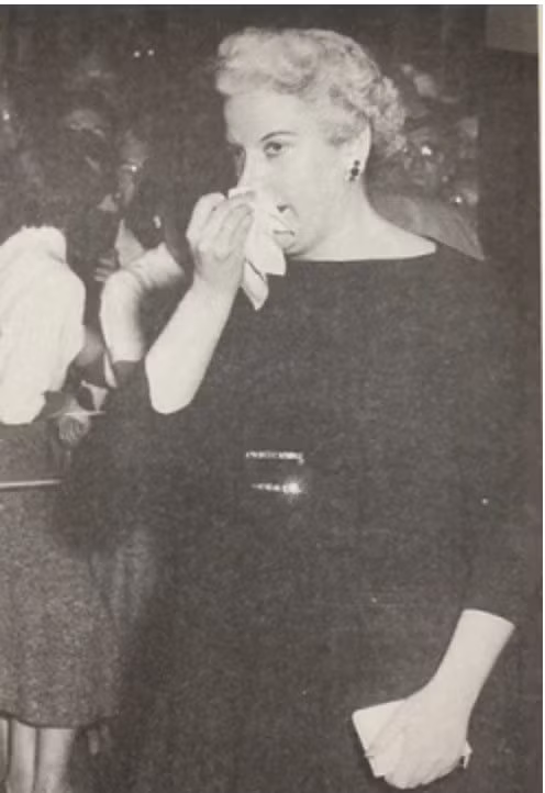 Điều này khiến Anjette tức giận vì cứ nghĩ sau khi chồng chết sẽ được thừa kế nhà hàng. Do đó, sau nhiều năm làm việc tích cóp tiền bạc, bà đã mua lại được nhà hàng và đổi thành tên của mình.