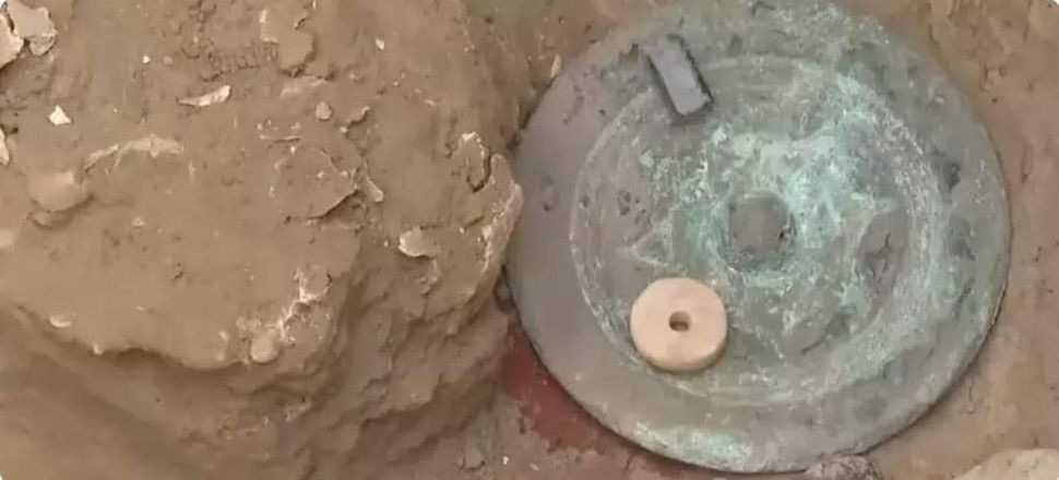 Theo các chuyên gia, những cổ vật có niên đại khoảng 2.000 tuổi được người Kangju tạo ra. Đây là nền văn minh bí ẩn, ít được biết đến. Người Kangju cai trị khu vực này từ thế kỷ 5 trước Công nguyên đến thế kỷ 4 sau Công nguyên.