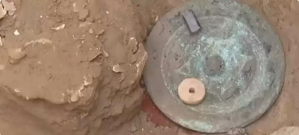 Theo các chuyên gia, những cổ vật có niên đại khoảng 2.000 tuổi được người Kangju tạo ra. Đây là nền văn minh bí ẩn, ít được biết đến. Người Kangju cai trị khu vực này từ thế kỷ 5 trước Công nguyên đến thế kỷ 4 sau Công nguyên.