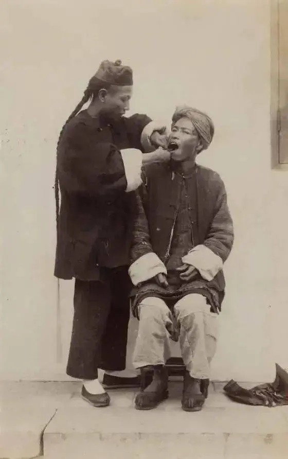 Nghề nhổ răng khá phổ biến trong xã hội Trung Quốc cuối thời nhà Thanh.