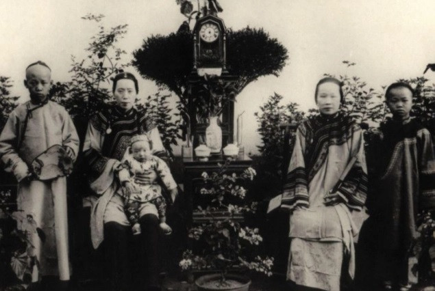 Bức ảnh chụp một gia đình quý tộc giàu có thời nhà Thanh. Những thành viên trong gia đình ăn mặc trang phục đắt tiền.