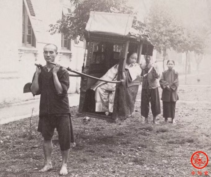 Một tiểu thư giàu có ngồi kiệu do 2 người khiêng. Chiếc kiệu này khá đơn giản, không xa hoa, cầu kỳ như trong các bộ phim về thời nhà Thanh.