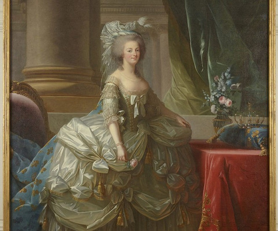 Những thú vui xa xỉ của hoàng hậu Marie Antoinette được coi là một trong những nguyên nhân chính khiến ngân khố của Pháp thâm hụt nghiêm trọng trong bối cảnh đời sống của người dân ngày càng đói khổ.