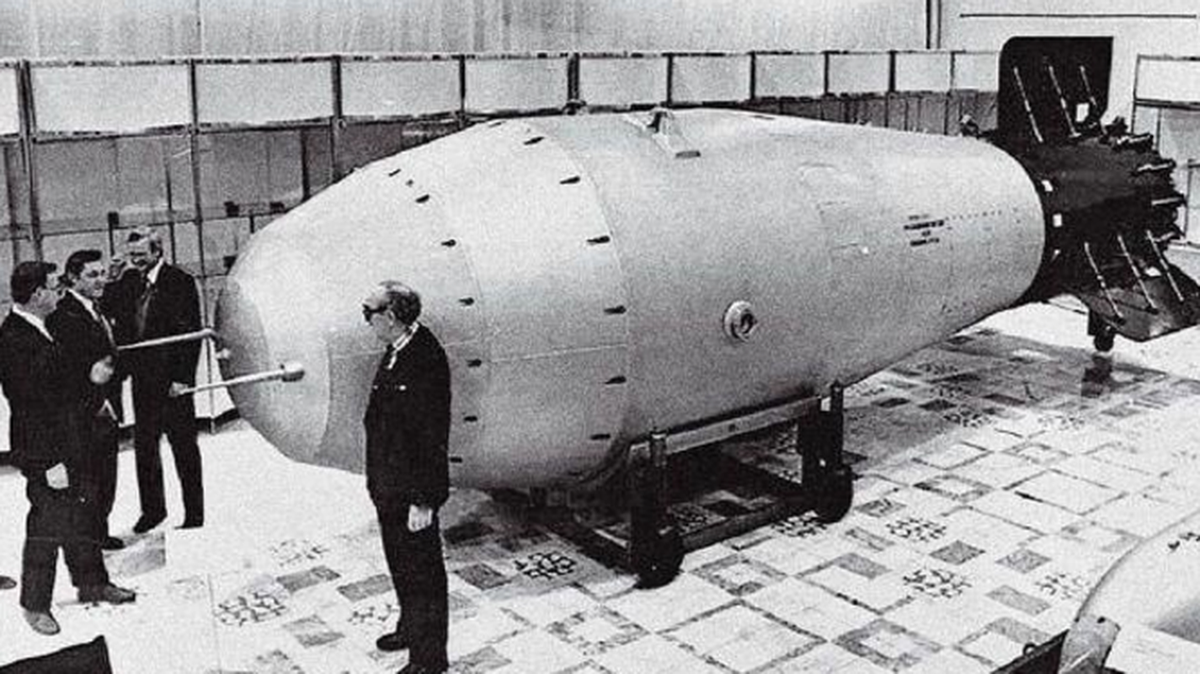 Ngày 30/10/1961, Liên Xô tiến hành thử nghiệm Tsar Bomba (bom Sa hoàng) trên khu vực thử nghiệm hạt nhân Vịnh Mityushikha, gần đảo Novaya Zemlya - quần đảo xa xôi ở Bắc Băng Dương. Đây quả bom hạt nhân mạnh nhất từng được con người chế tạo.