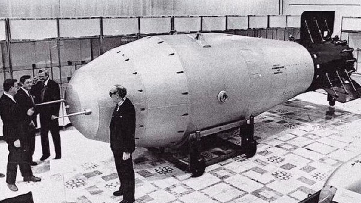 Ngày 30/10/1961, Liên Xô tiến hành thử nghiệm Tsar Bomba (bom Sa hoàng) trên khu vực thử nghiệm hạt nhân Vịnh Mityushikha, gần đảo Novaya Zemlya - quần đảo xa xôi ở Bắc Băng Dương. Đây quả bom hạt nhân mạnh nhất từng được con người chế tạo.