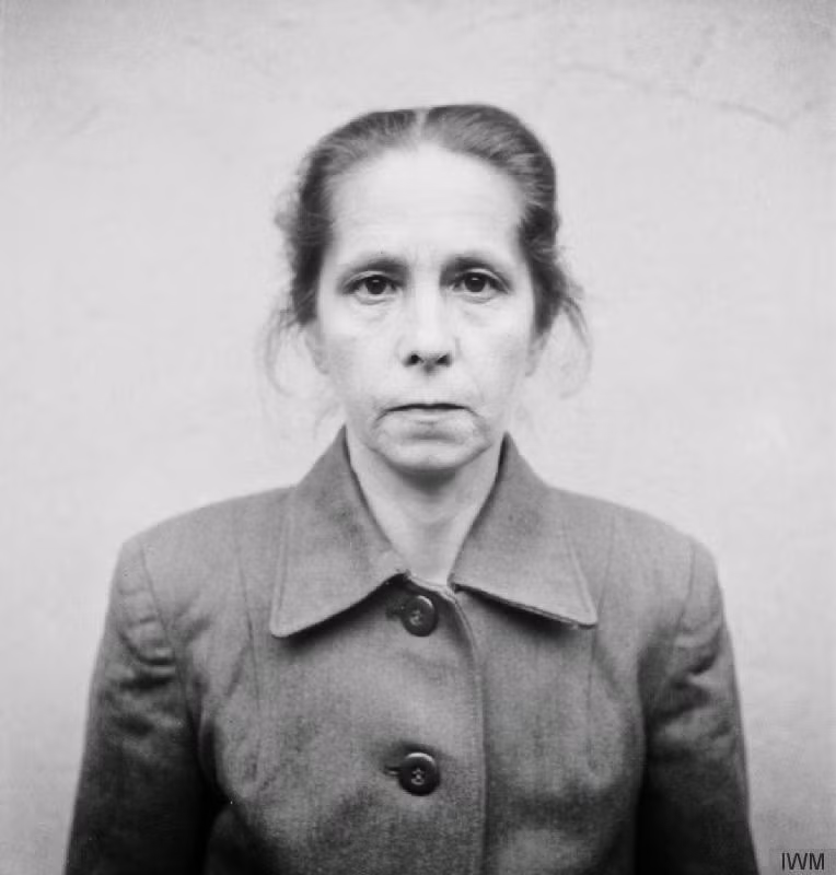 Theo ước tính, Đức quốc xã đã sát hại khoảng 6 triệu người Do Thái trong Chiến tranh thế giới 2. Trong số 55.000 lính canh làm việc trong các trại tập trung, khoảng 3.700 người là phụ nữ. Những "nữ đồ tể" tàn ác, hung bạo này đã tiếp tay hoặc trực tiếp tham gia vào việc tra tấn, giết hại người Do Thái. Sau khi Thế chiến 2 kết thúc, những "ác nữ" này phải "trả giá đắt". Trong ảnh là "nữ đồ tể" phát xít Đức Juana Bormann bị kết án tử hình.