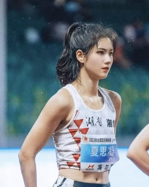 ... khá giống nội y và gây tranh cãi trong dư luận