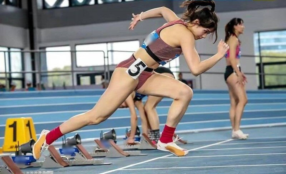 Cô thường mặc quần tam giác khoét hông cao khi thi đấu...