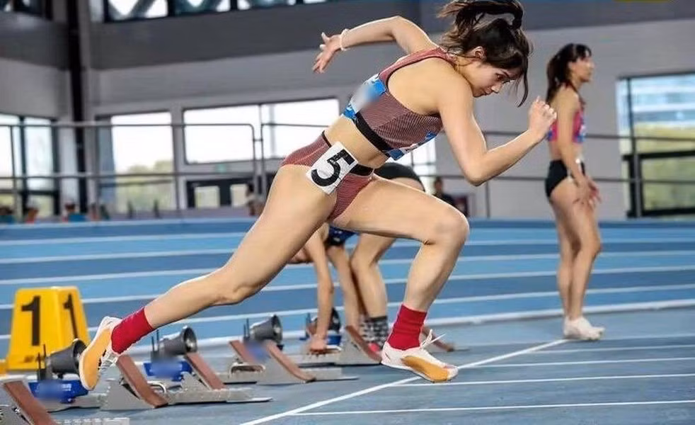 Cô thường mặc quần tam giác khoét hông cao khi thi đấu...