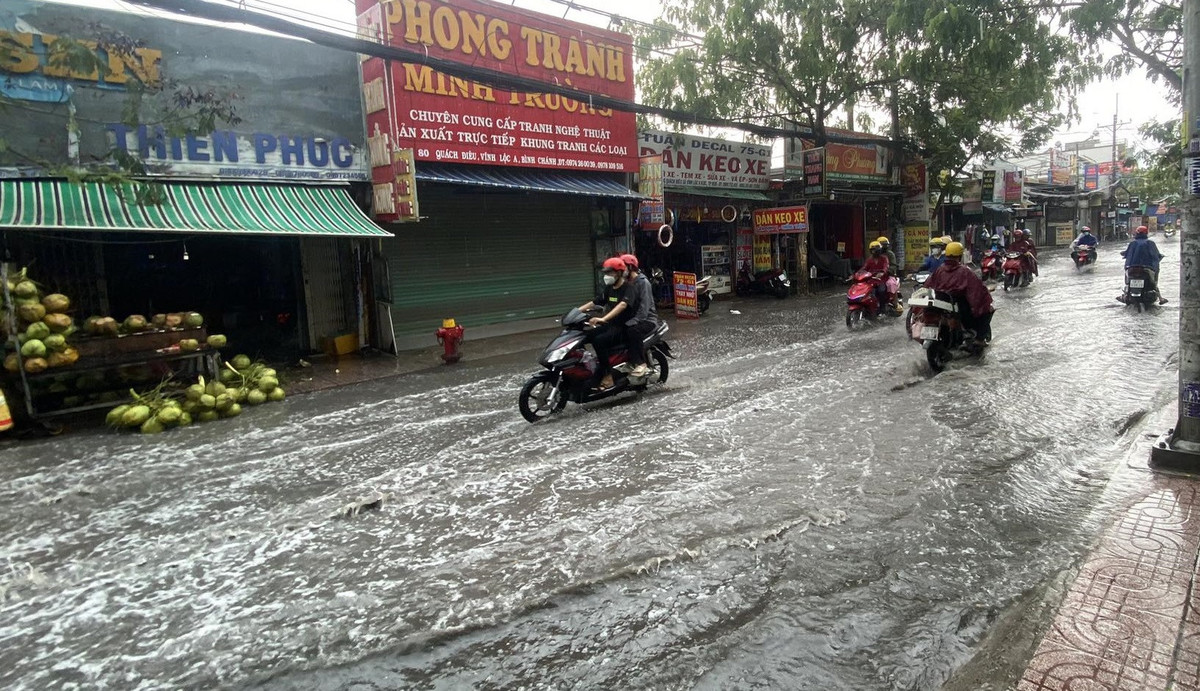 Đón trận mưa "vàng", nhiều tuyến đường ở TP HCM ngập úng Don tran mua