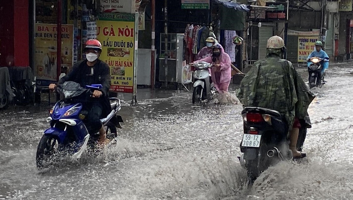 Đón trận mưa "vàng", nhiều tuyến đường ở TP HCM ngập úng - Hình 4 Don tran mua