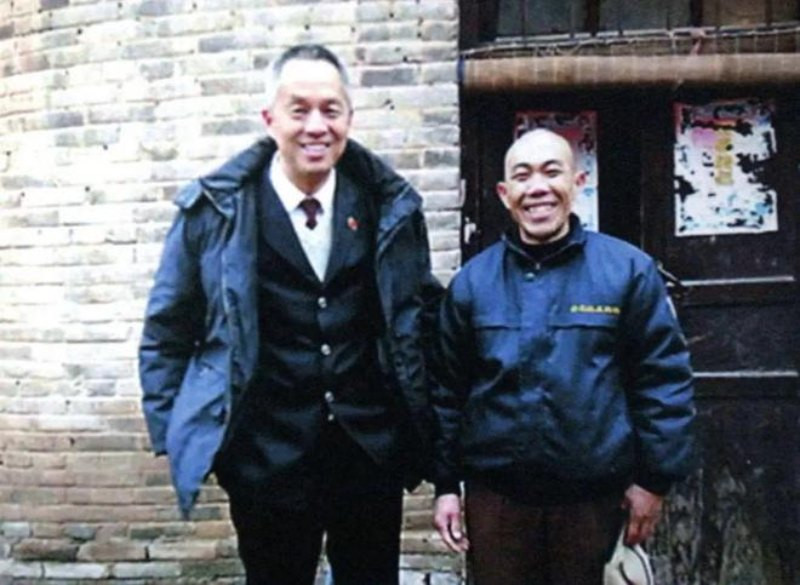 Mua chiec ao vest mau xanh, nguoi dan ong chiu oan khuat suot 13 nam-Hinh-2