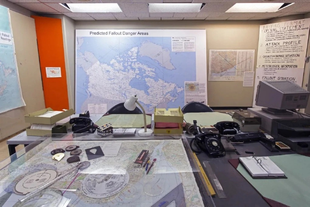 Công trình này được thiết kế có thể chịu đựng được vụ nổ 5 megaton từ khoảng cách 1,8 km. Giới lãnh đạo Canada có thể điều hành đất nước dưới lòng đất tối đa 30 ngày trong trường hợp bị tấn công hạt nhân.