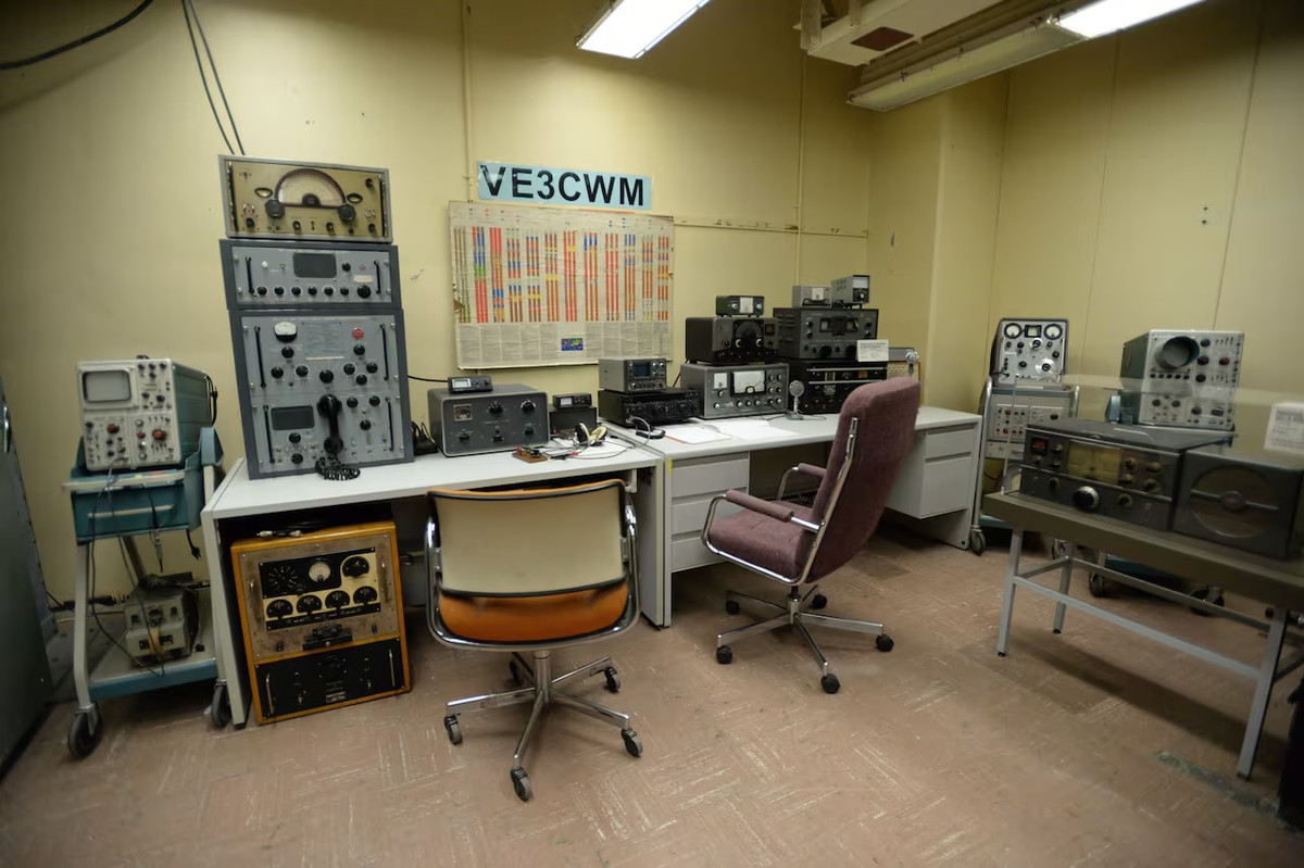 Ngày nay, du khách có thể ghé thăm hầm trú ẩn bom hạt nhân Diefenbunker và đặt chân vào khu vực được thiết kế để dự trữ vàng phục vụ cho ngân hàng trung ương Canada.