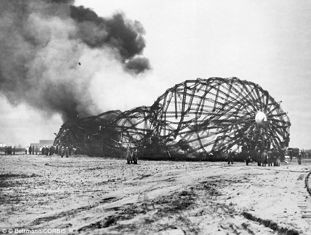 Hindenburg gặp sự cố kinh hoàng được cho là do nó đã bay vào một đám mây tích điện, dẫn đến xảy ra vụ cháy tồi tệ nhất lịch sử ngành khinh khí cầu thương mại. Thảm kịch này đã đặt dấu chấm hết cho thời đại khinh khí cầu.