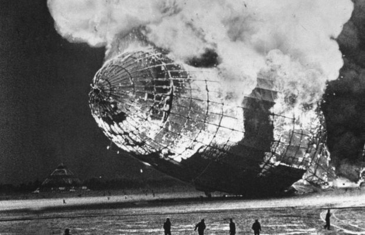 Một người dân đứng trên mặt đất cũng tử nạn khi khinh khí cầu Hindenburg lao xuống.
