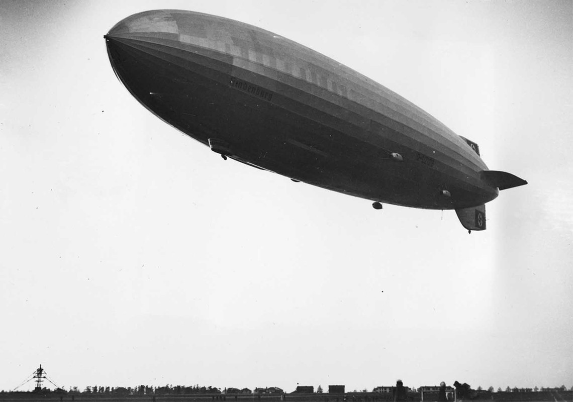 Vào ngày 3/5/1937, khinh khí cầu Hindenburg khởi hành từ Frankfurt, Đức tới Lakehurst, bang New Jersey, Mỹ. Chuyến bay khá suôn sẻ mặc dù gió lớn ngược chiều khiến thời gian hạ cánh của Hindenburg chậm hơn dự kiến 12 tiếng.