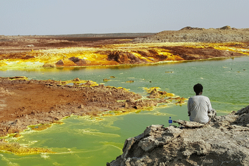 Điều này xuất phát từ việc nơi đây có nhiều núi lửa, hồ dung nham sủi bọt, vùng thủy nhiệt (nơi có nhiều suối nước nóng và miệng phun hơi nước) và hồ muối.
