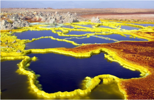 Những cảnh quan này khiến vùng lõm Danakil trông rất đẹp nhưng cũng vô cùng nguy hiểm. Theo đó, du khách được khuyên đứng từ xa ngắm nhìn những nơi như Dallol để tránh gặp nguy hiểm.