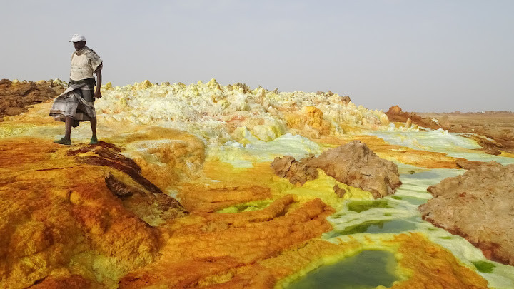 Người Afar thích nghi với điều kiện khắc nghiệt ở vùng lõm Danakil để khai thác muối rồi đem bán ở thị trấn Mekele. Công việc này đem lại nguồn thu nhập chính cho người Afar.