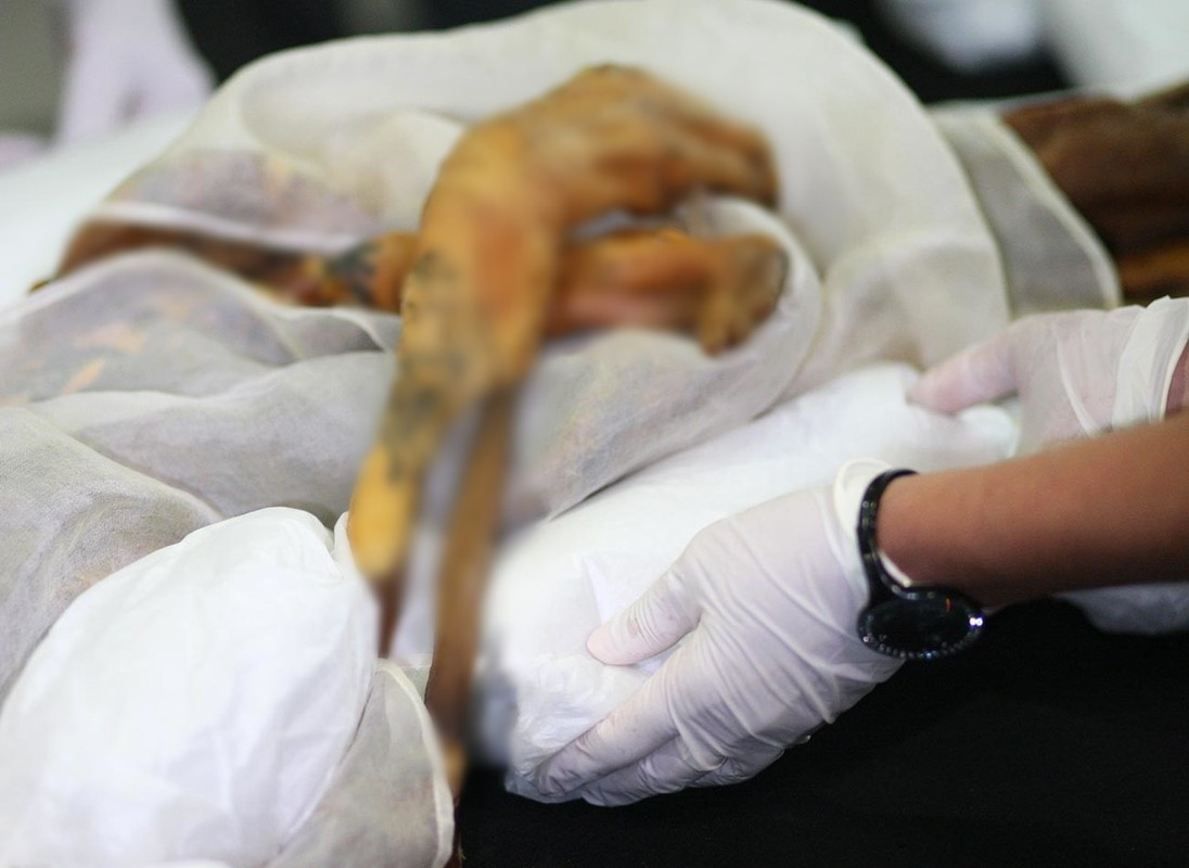 Sau khi qua đời, "thiếu nữ băng giá" được mặc lên người trang phục làm từ lụa Trung Quốc. Bà đội trên đầu chiếc mũ tinh xảo và có hàng chục hình xăm khắp cơ thể.