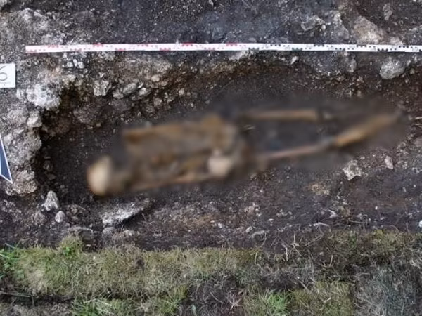 Tháng 1/2016, các nhà khảo cổ học của Viện Khảo cổ Áo đã phát hiện một vật mà họ tin là bộ phận cơ thể giả cổ nhất ở châu Âu trong cuộc khai quật một mộ cổ ở Hemmaberg, miền Nam nước Áo. Ngôi mộ thuộc về một người đàn ông.