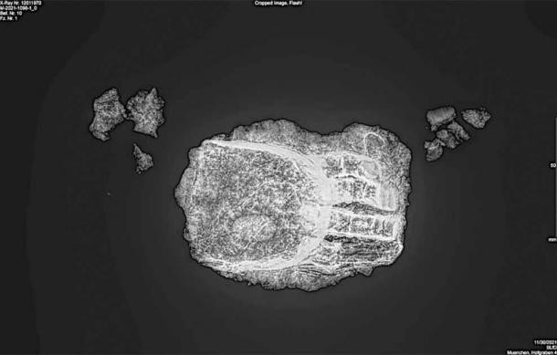 Tháng 11/2023, các nhà khảo cổ ở Đức thông báo phát hiện một bộ hài cốt kèm bàn tay giả bằng kim loại để thay thế cho 4 ngón tay bị mất trong ngôi mộ gần nhà thờ ở thị trấn Freising, vùng Bavaria. Đây là một trong những bộ phận cơ thể giả cổ nhất lịch sử từng được con người sử dụng.