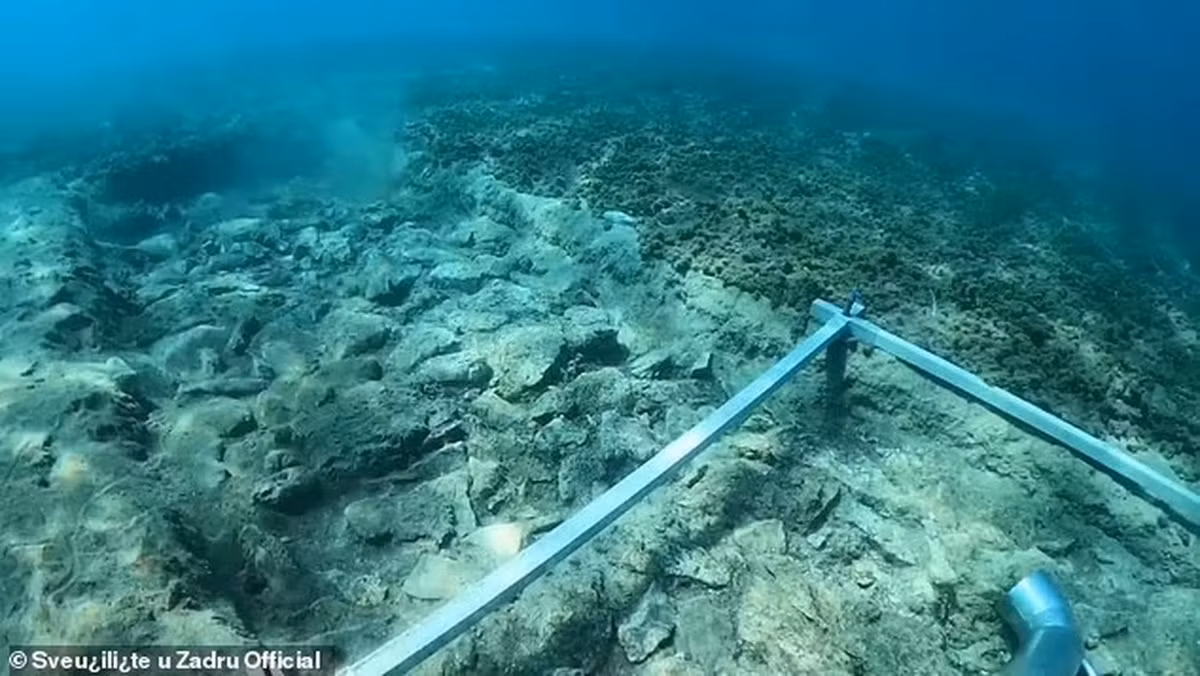 Con đường cổ đại trên được các chuyên gia tìm thấy sau khi phát hiện các cấu trúc bất thường chìm ở độ sâu gần 5m.