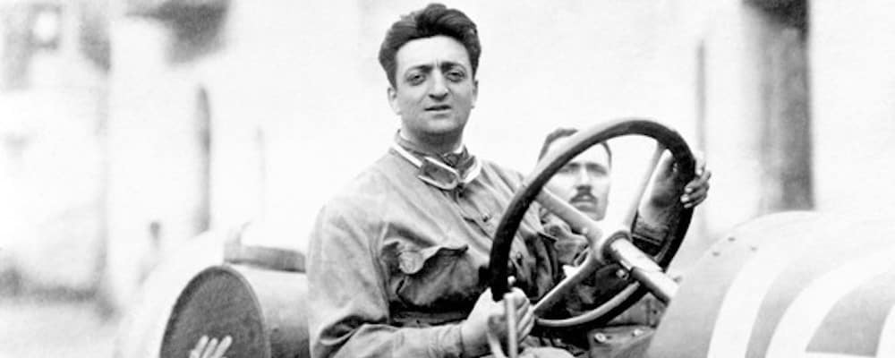 Một sự kiện trùng hợp đến khó tin liên quan đến Enzo Anselmo Ferrari và Mesut Ozil. Tay đua nổi tiếng Enzo đồng thời là người sáng lập đội đua Scuderia Ferrari Grand Prix và sau này là hãng xe hơi đình đám Ferrari qua đời vào ngày 14/8/1988. Khi còn sống, Enzo có niềm niềm đam mê lớn về xe hơi.