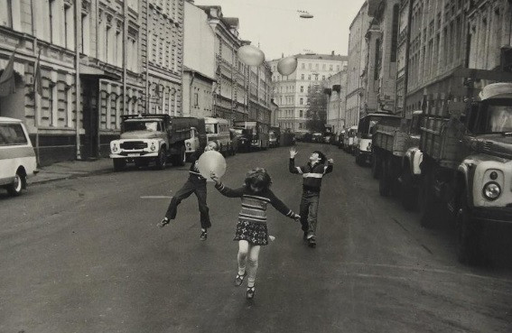 Trẻ em ở Liên Xô chơi đùa vui vẻ trong ngày Quốc tế Lao động 1/5/1984.